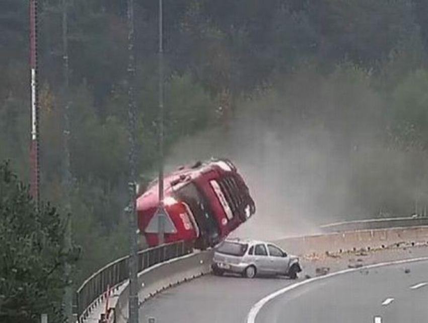 Момент, когда многотонный грузовик упал с моста в пропасть в Словении, попал на видео