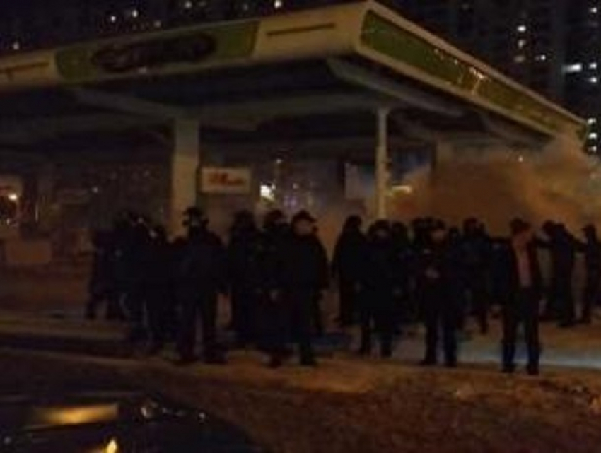 Националисты разгромили АЗС и повесили шину на шею полицейскому начальнику в Киеве