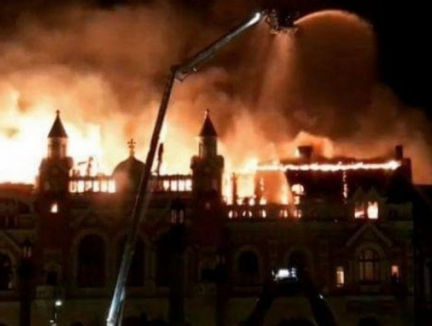 Дворец греко-католической епархии сгорел в румынском городе Орадя
