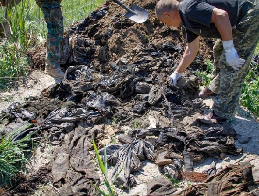 На скотомогильнике обнаружили личные вещи погибших в «Иловайском котле» украинских военных: жуткие кадры