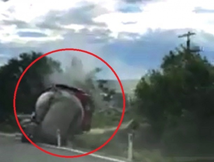 Попавший в ДТП на Балканском шоссе в Кишиневе цементовоз сняли на видео