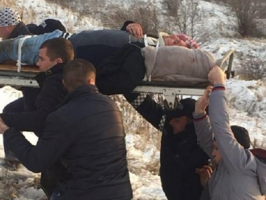 Упавшего с обрыва водителя на окраине Кишинева пришлось вытаскивать вручную на носилках