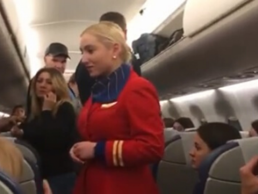 Более ста граждан Молдовы заблокированы в самолете в аэропорту Бухареста