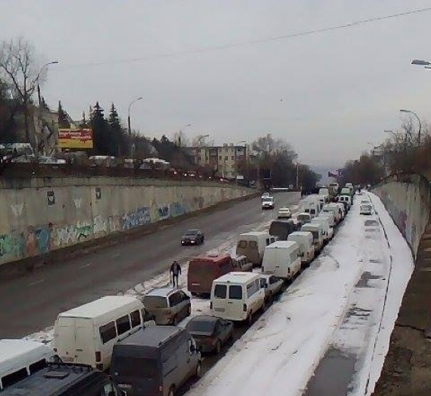 UPDATE. Водители микроавтобусов спровоцировали пробку в Кишиневе своей забастовкой 