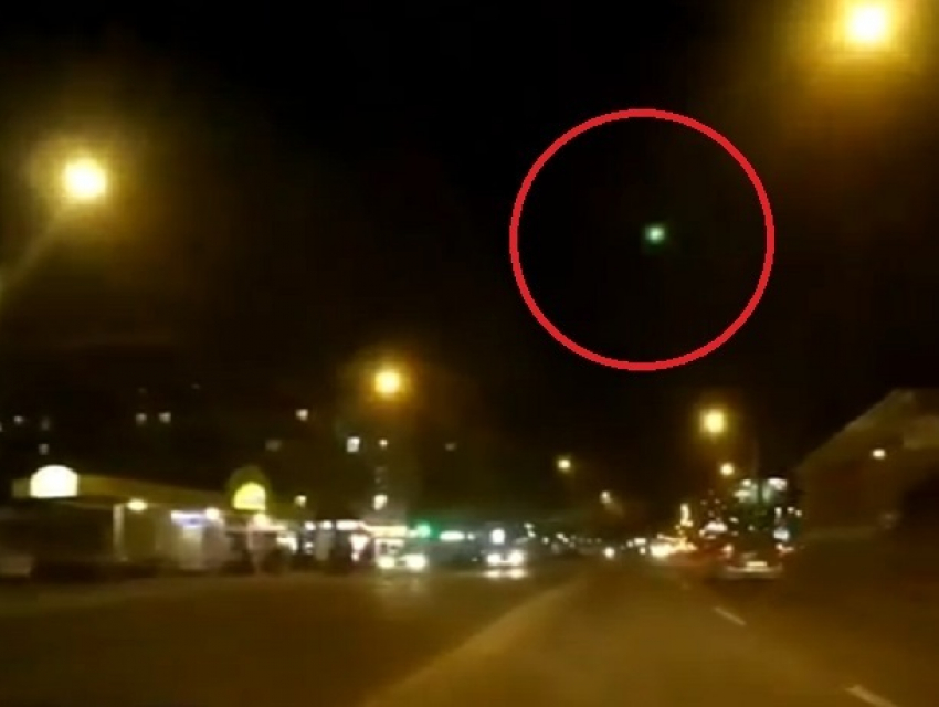 Стремительный полет неопознанного объекта над ночной столицей попал на видео 