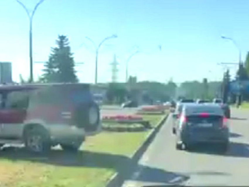 Вызывающий разворот автохама на внедорожнике на газоне центрального бульвара Кишинева попал на видео