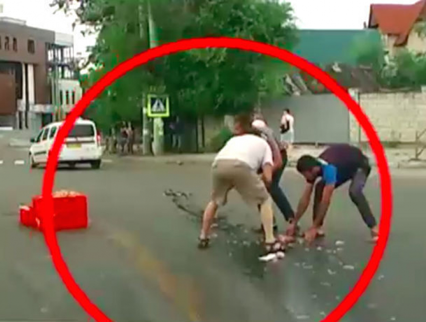 Паническое собирание мужчинами «сбежавшего» мяса с асфальта в Кишиневе сняли на видео