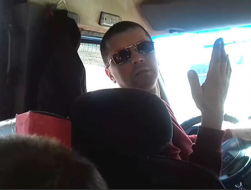 Националистка устроила скандал в маршрутке с проклятиями пассажиров из-за русских песен