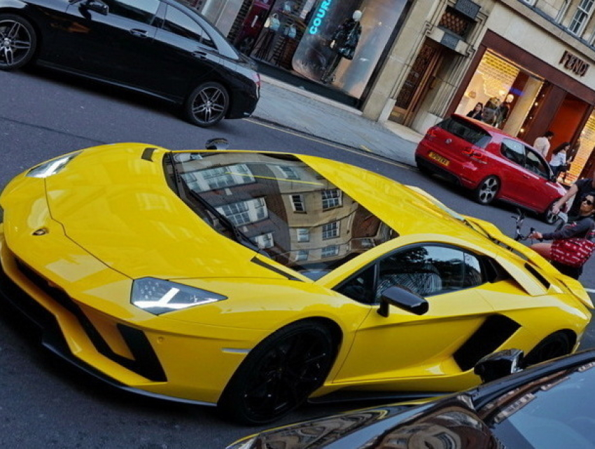Сразу пять красавцев-Lamborghini снял на видео молдаванин 
