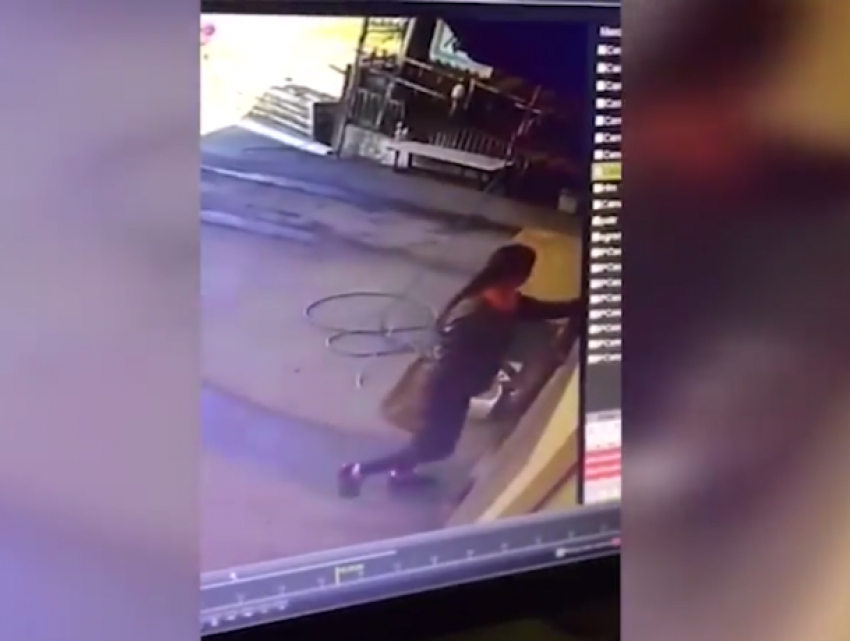 Позорная кража детской коляски попала на видео
