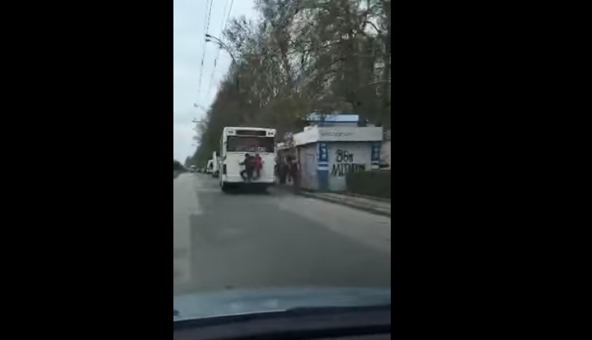 В столице дети прокатились на бампере автобуса 