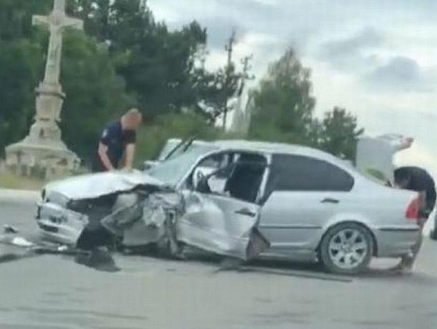 Мужчина и ребёнок оказались в больнице вследствие аварии в Тогатино - BMW разбит