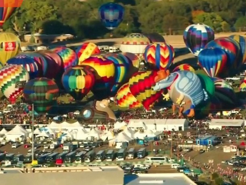 Восхитительное шоу парящих в небе воздушных шаров показали на видео в Нью-Мексико 