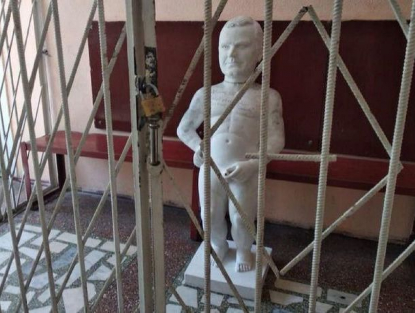 Скандальную скульптуру «писающего» кандидата в генпримары закрыли в «обезьяннике"