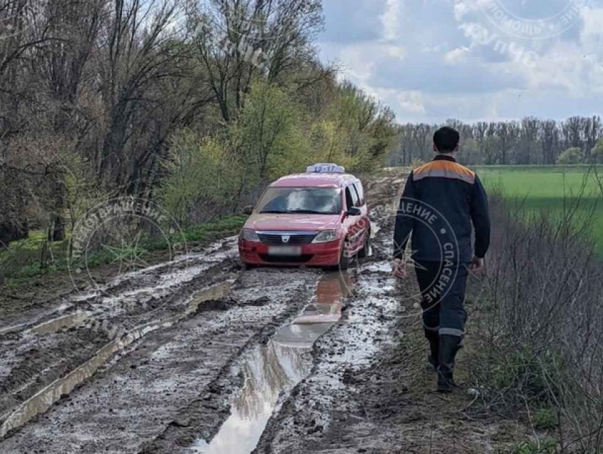 В Приднестровье таксист завяз в грязи и лужах