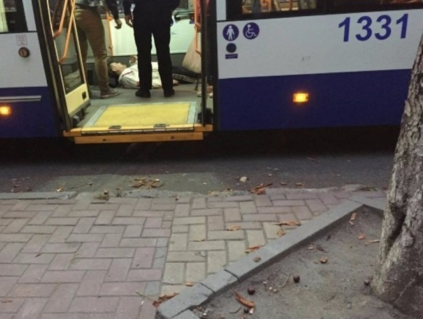 Бьющийся в конвульсиях пассажир троллейбуса испугал жителей Кишинева