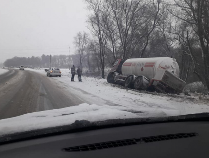 В шаге от катастрофы: автомобиль с пропаном вылетел в кювет на трассе