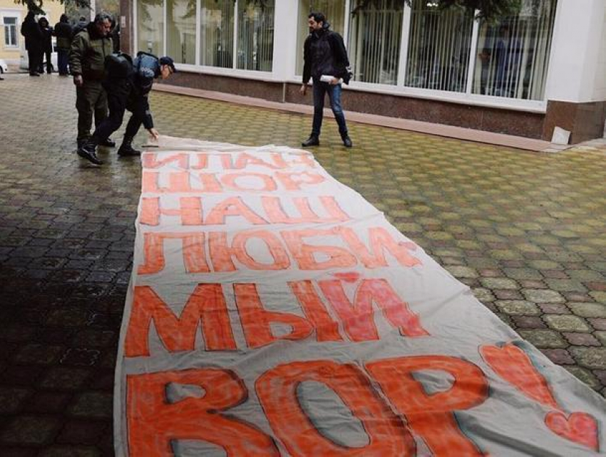Полиция задержала активистов OccupyGuguță, пытавшихся повесить баннер со словами «Илан Шор – наш любимый вор»