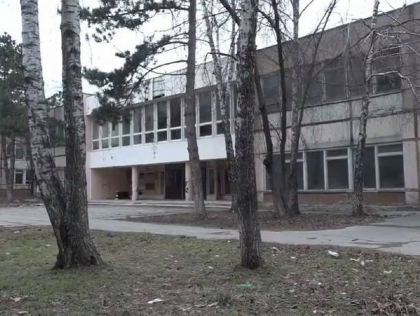 Жители Ботаники просят вернуть закрытую пять лет назад школу