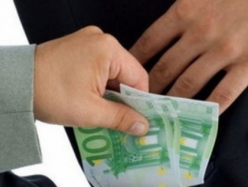 Полицейский из Фалешт попытался за 600 евро от пьяного водителя «повлиять на прокурора"