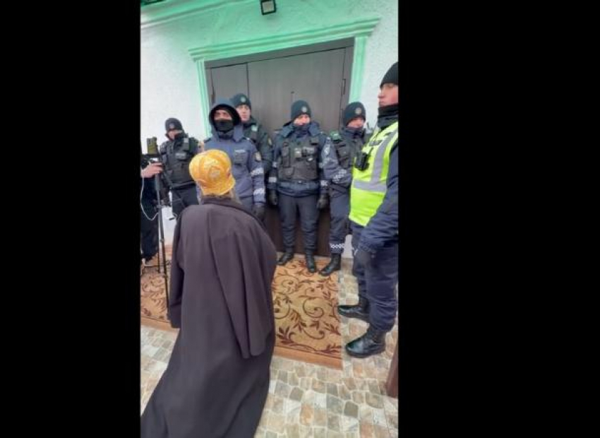 После решения ВСП полиция перекрыла доступ к церкви в селе Деренеу