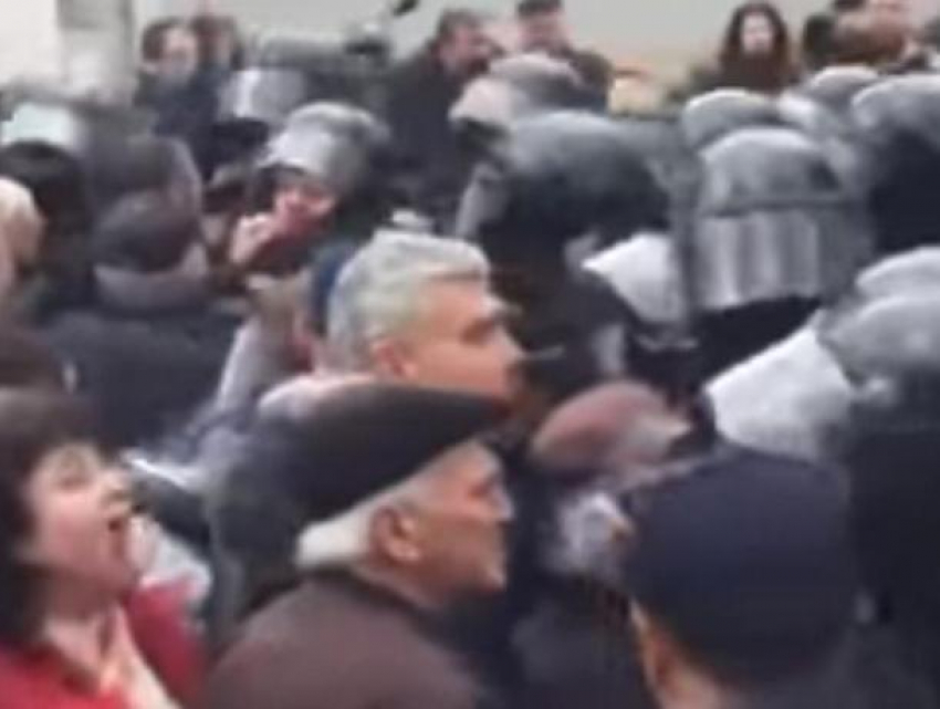Полиция использовала слезоточивый газ против протестующих у суда Оргеева
