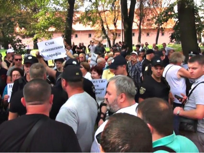 Украинские националисты забросали помидорами протестующих «агентов Кремля"