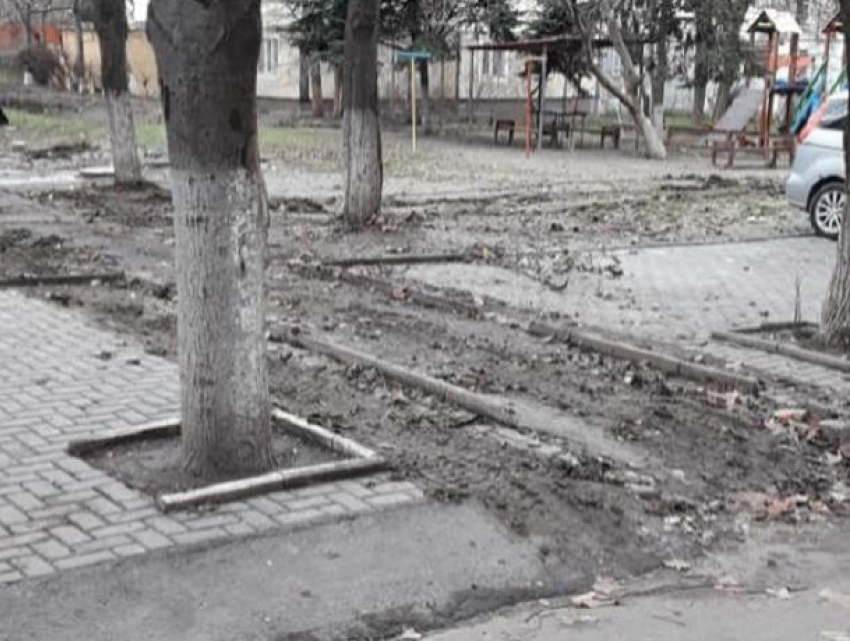 Уборщики листьев случайно вспахали двор многоэтажного дома