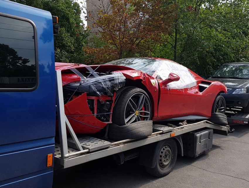 Разбитый вдребезги сверхдорогой красный Ferrari провезли по улицам Кишинева