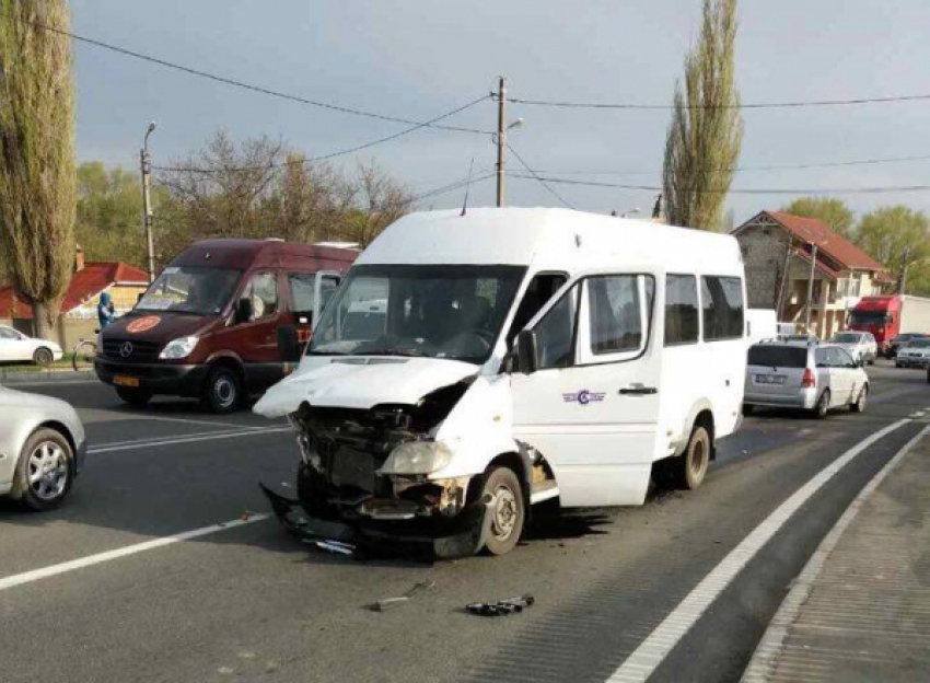 В Пересечина попал в аварию пассажирский микроавтобус: один человек госпитализирован