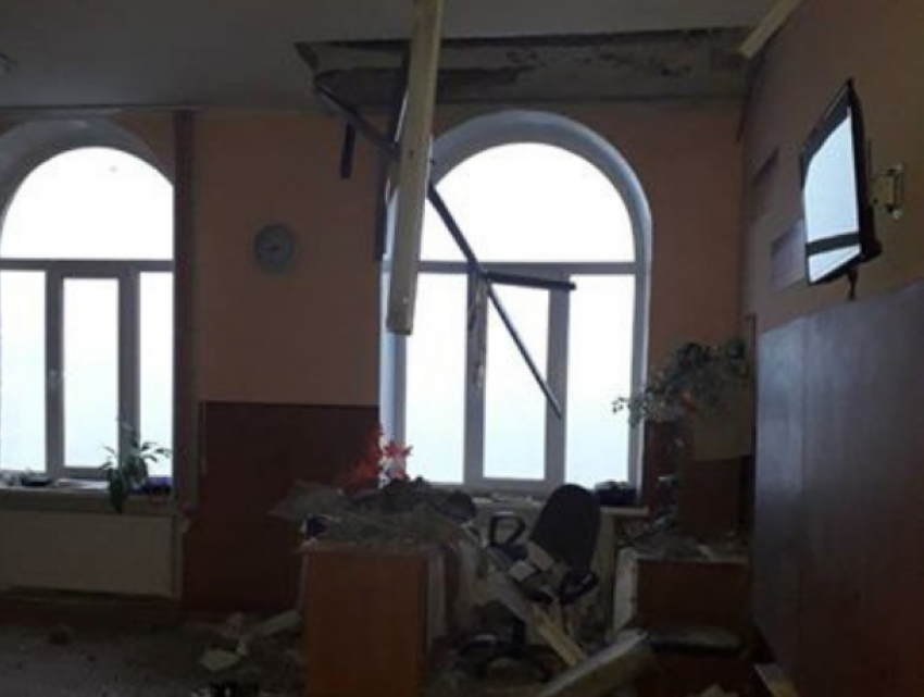 В Бельцах в лицее упал потолок, чудом нет пострадавших