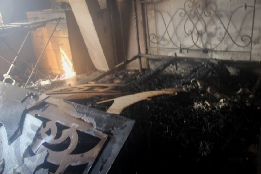 В результате пожара на мансардном этаже семья с детьми осталась без жилья 