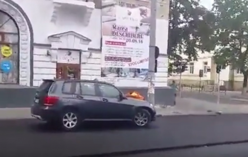 Скандал на Александри: рабочий помешал водителю проехать по свежеуложенному асфальту