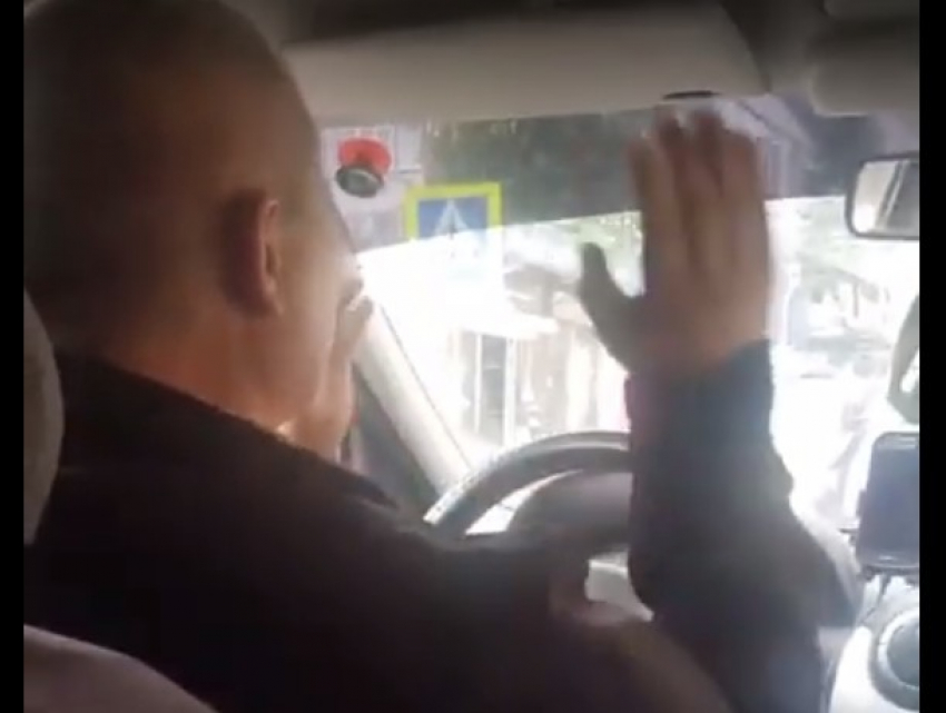 Столичный воздух пьянит: клиент снял на видео танцующего за рулем таксиста 