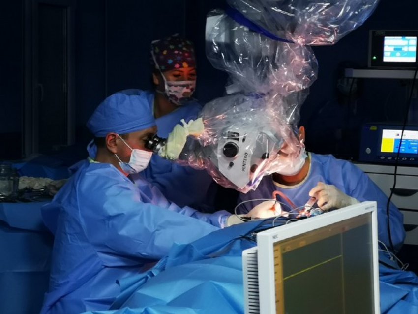 Молдавские и украинские хирурги провели совместную операцию по удалению опухоли у пациента