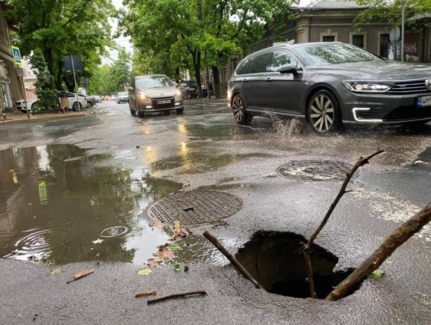 Черная дыра в асфальте - проза жизни в Кишиневе после дождя