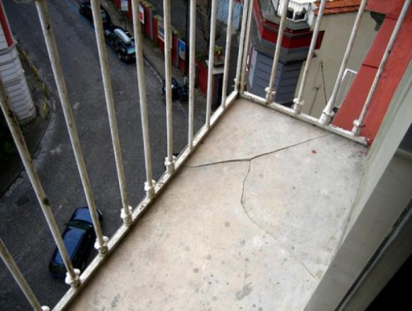Возбужденный парень пригрозил выбросить ненавистную тещу с балкона в Дубоссарах 