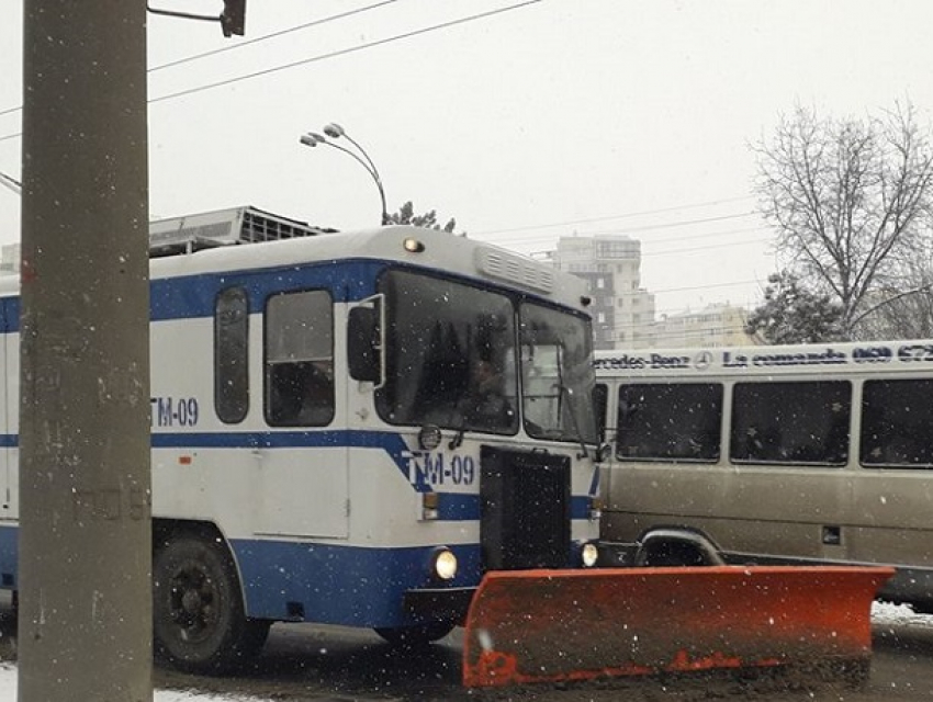 В Кишиневе для очистки города от снега используют старый троллейбус с ковшом из СССР