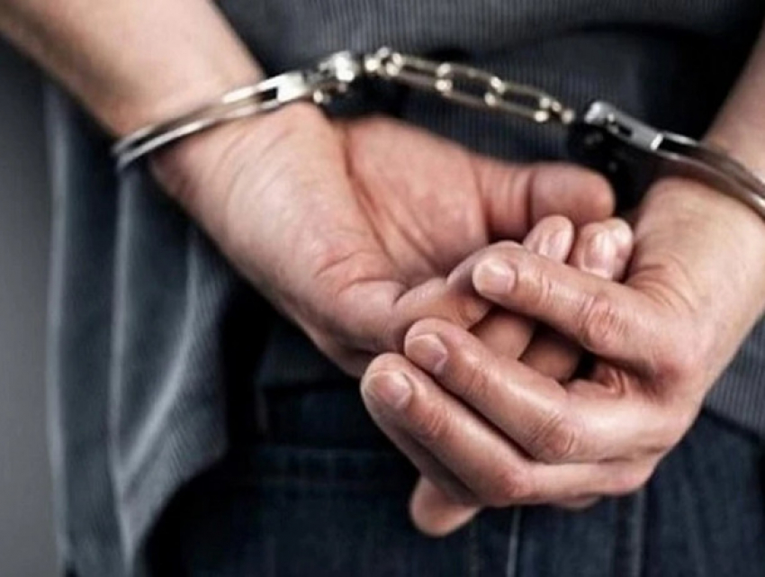 Год тюрьмы: кишиневец ударил полицейского кулаком и пытался завладеть его оружием