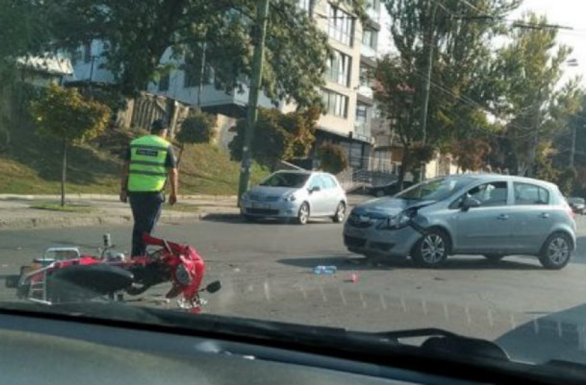Мопедист с пассажиром попали в жесткое ДТП на улице Кишинева