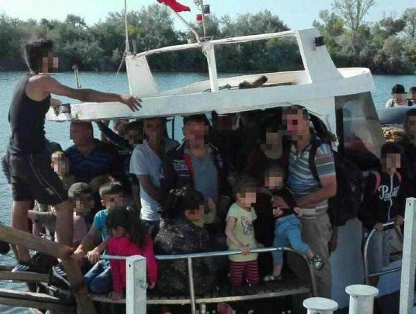 В румынских территориальных водах задержано судно с иракскими мигрантами  
