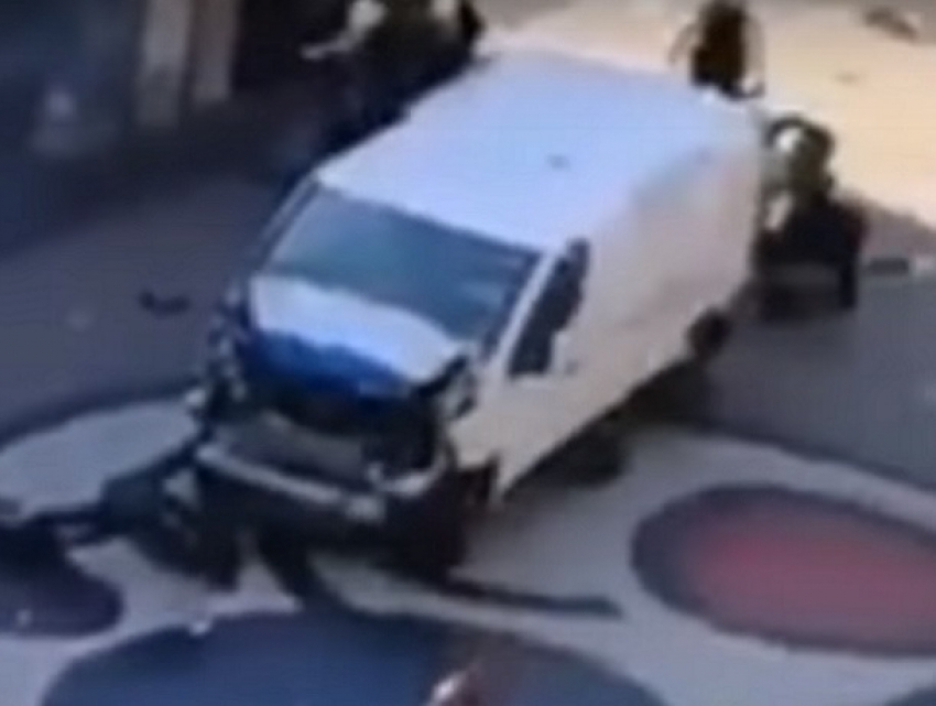 Теракт в Барселоне попал на видео