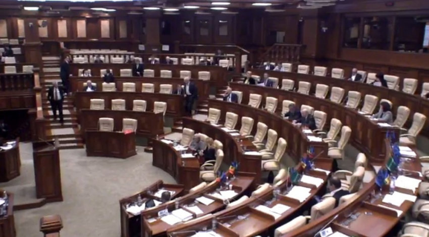 В парламенте пауза из-за отсутствия кворума: в зале лишь 27 депутатов 