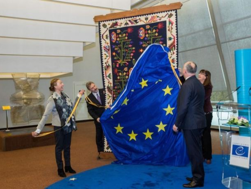 Игорь Додон подарил Совету Европы ковер