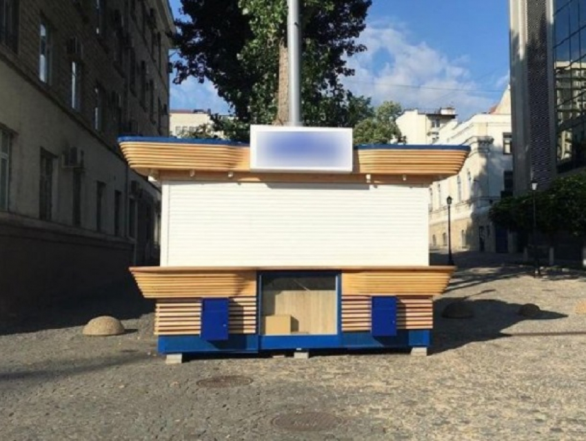 На пешеходной улице неожиданно появилась торговая лавка, но примар уже пообещал убрать ее