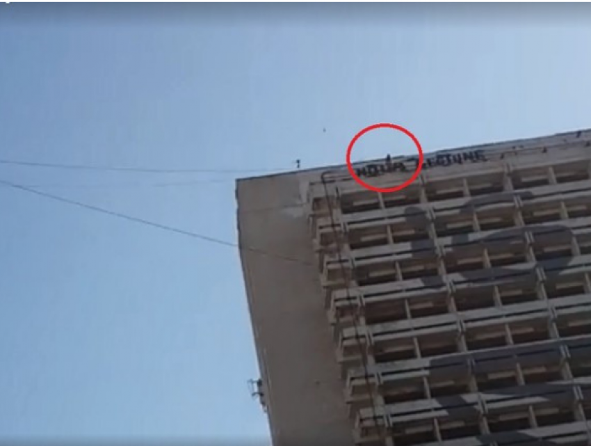 Срочно: Женщина угрожала прыгнуть с крыши столичной гостиницы «Националь» 
