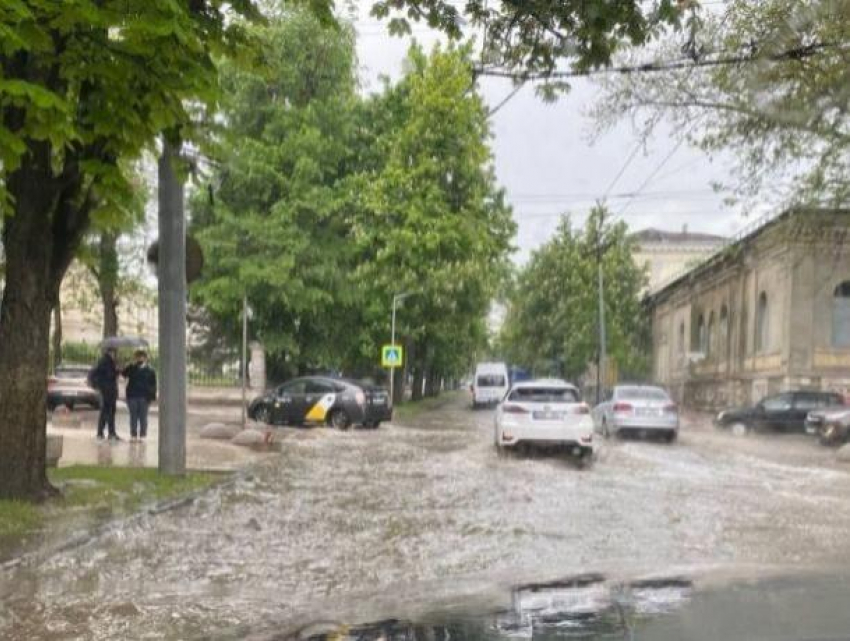 Центральные улицы столицы превратились в озера воды после очередного дождя