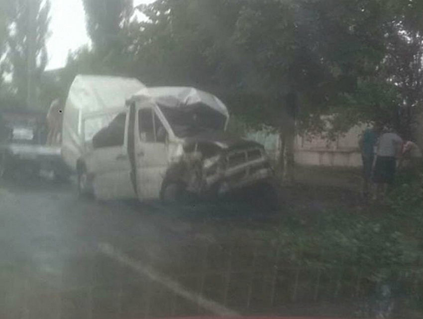 Микроавтобус сложился в гармошку в Кишиневе: пострадали три человека