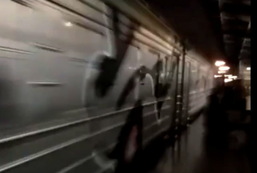 Полсотни молодчиков с битами захватили электричку с пассажирами под Киевом и принялись глумиться над людьми