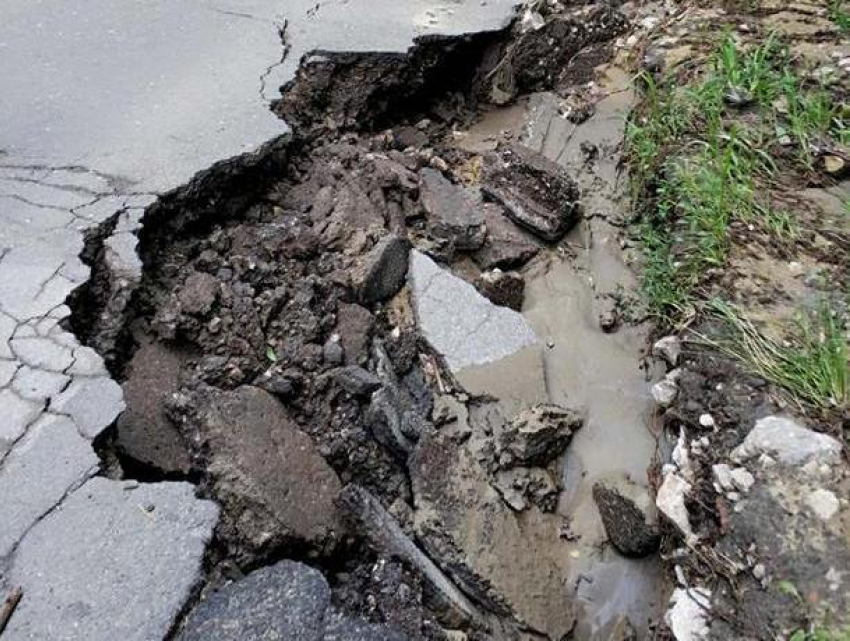Самую опасную дорогу в Кишиневе обнаружила женщина: глубина проломов по колено